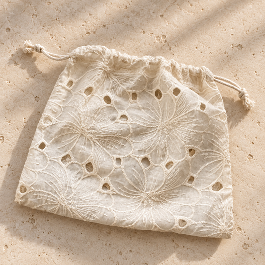 Pochette en dentelle offerte